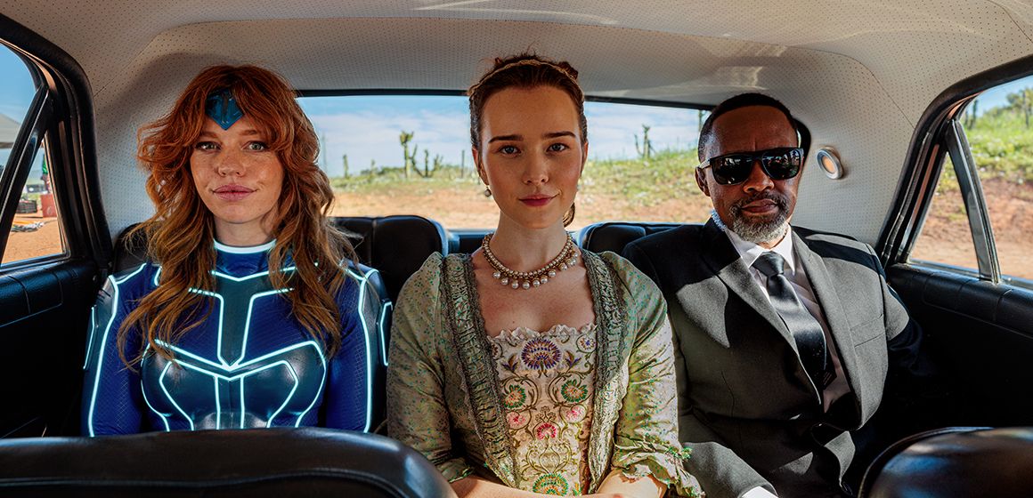 Tre personer i bil med futuristisk, historisk og formell stil