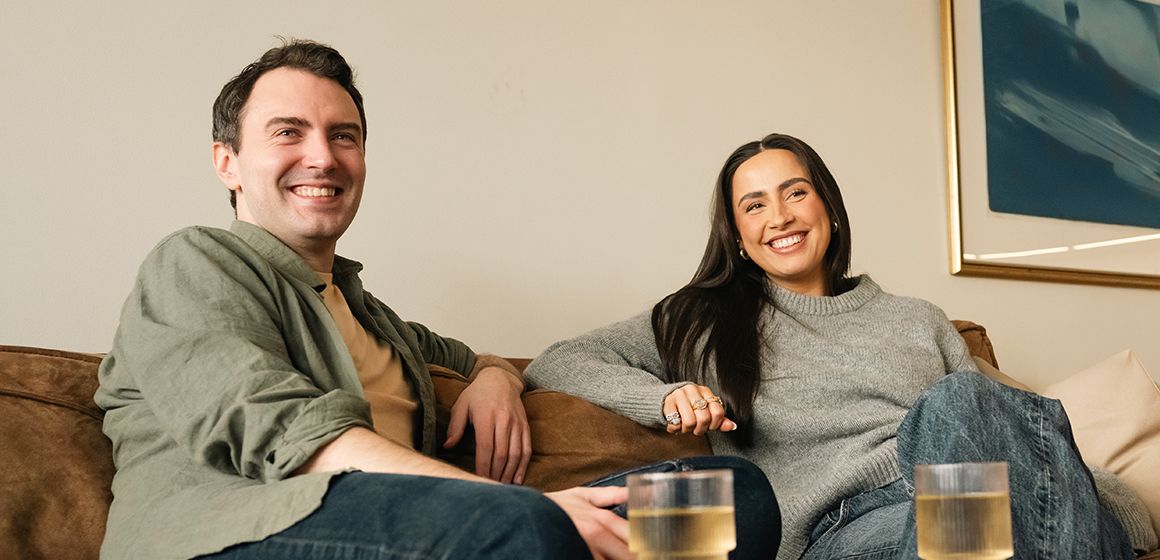 To personer får tilgang til underholdning via T-We-fjernkontroll.