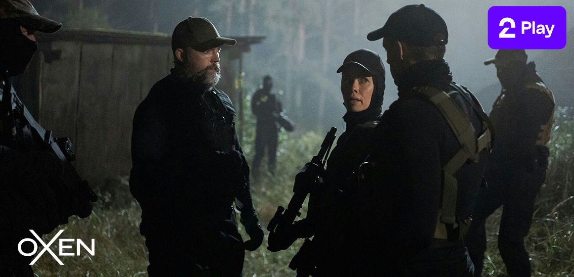 Mørk og spennende scene med bevæpnede menn i skog, fra krimserier