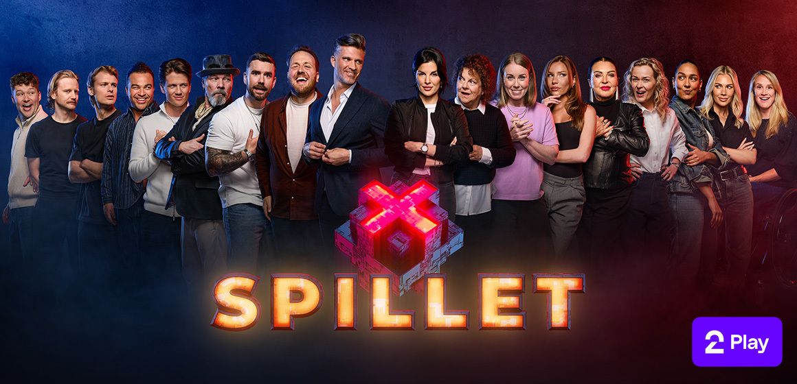 Bilde fra serien Spillet med en TV 2 Play-logo, som familien ser på.