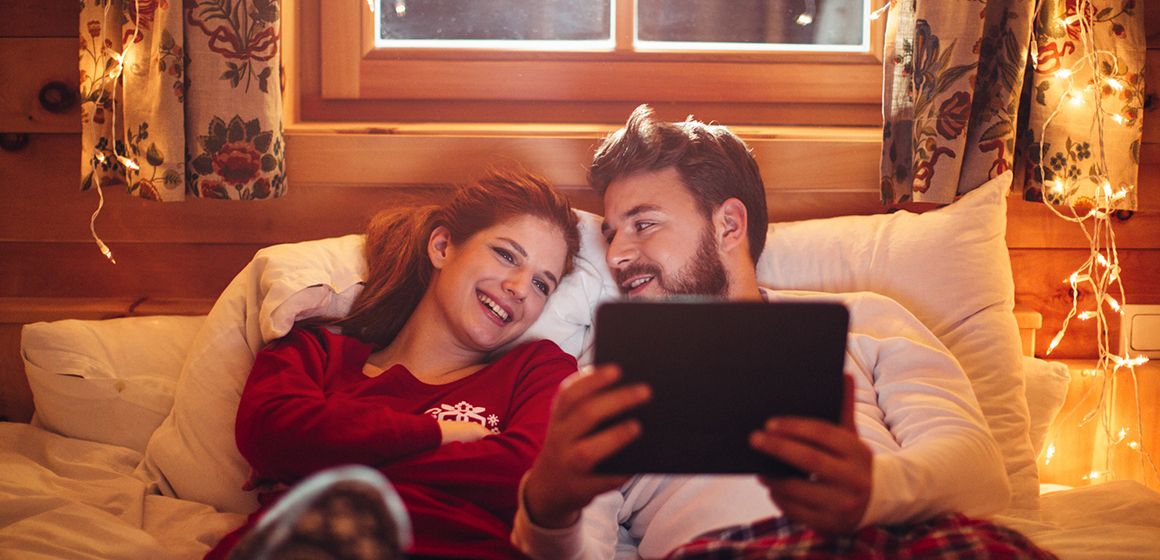 Bilde av noen som gjør seg klar for julen på tv.