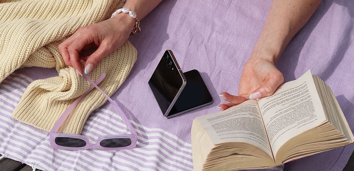 galaxy z flip7 i åpent modus på et lilla strandteppe
