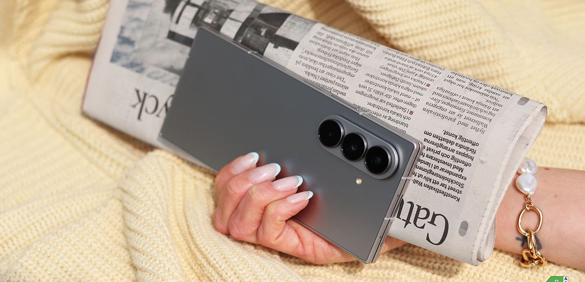 En dame som holder Galaxy Z Fold7 i fargen silver shadow