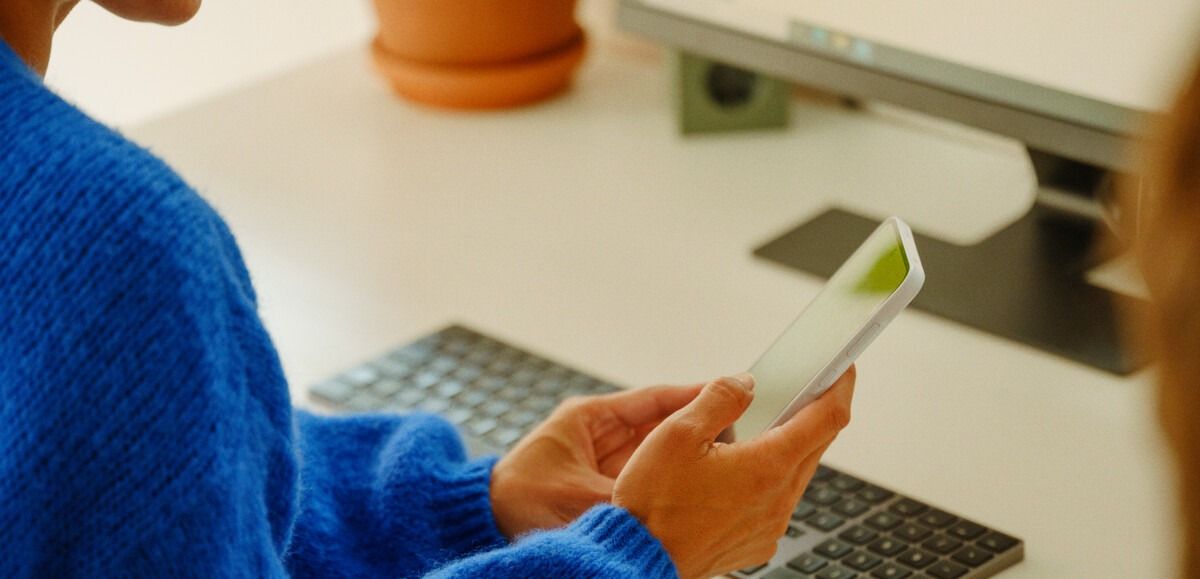 Dame som går gjennom huskeliste før innsending av enhet i forbindelse med en forsirkingssak