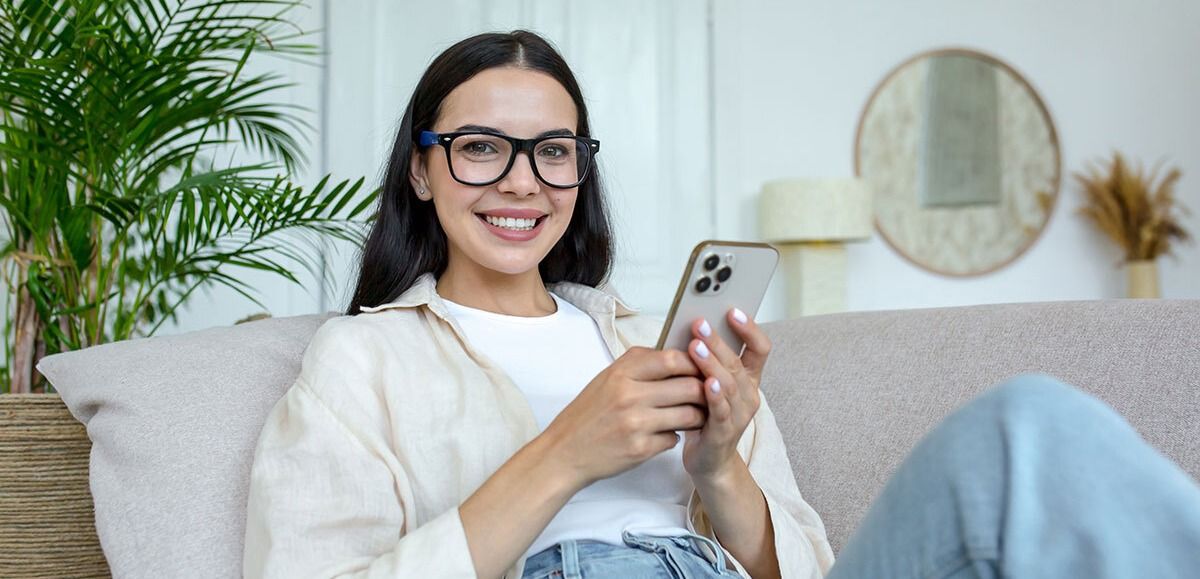 Glad kvinne som har lært seg nye iPhone-triks