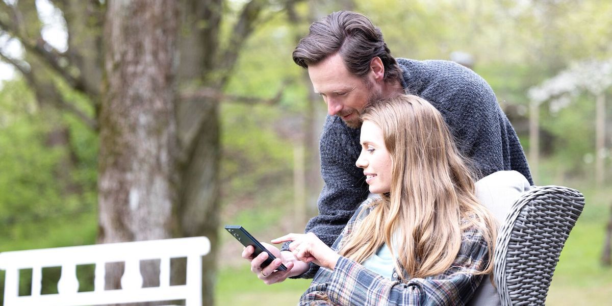 Par sjekker databruk på hytta med Mitt Telenor-appen
