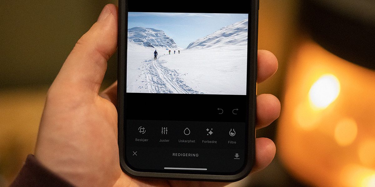 Bilde som viser noen som redigerer et bilde i Min Sky-appen