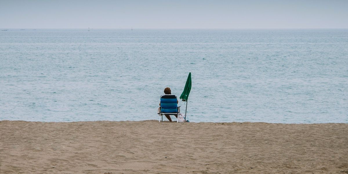 Person på stranden har en perfekt mobilsommer