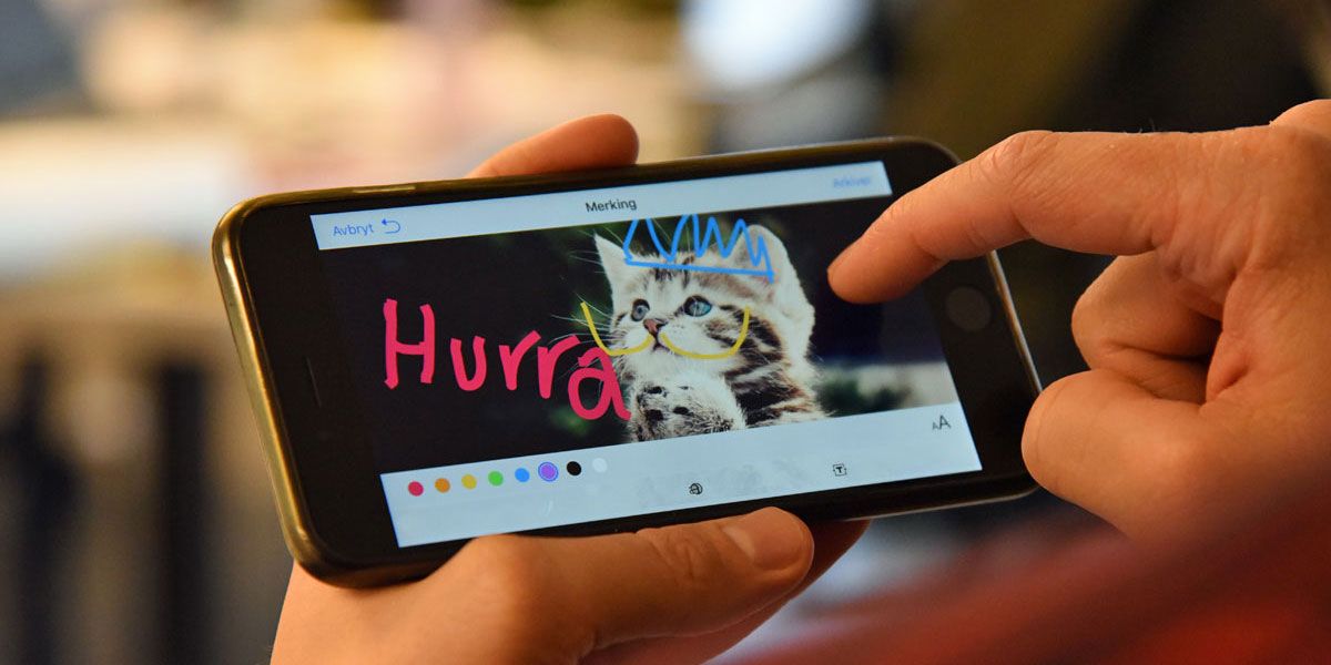 Hånd holder iPhone med redigert bilde