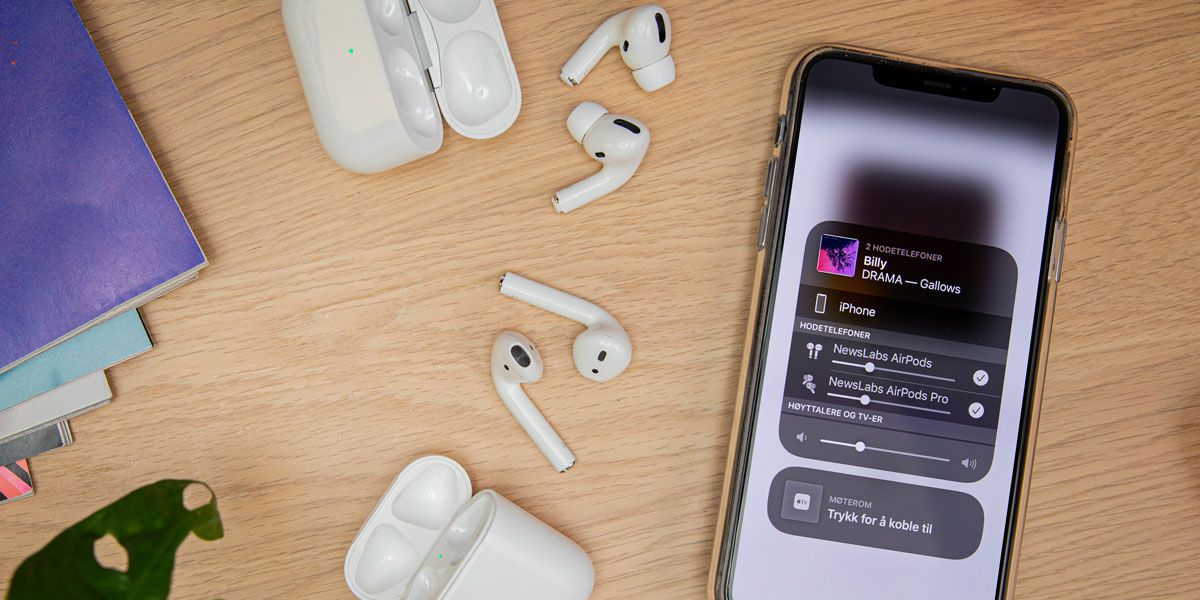 iPhone med AirPods og ladeetui