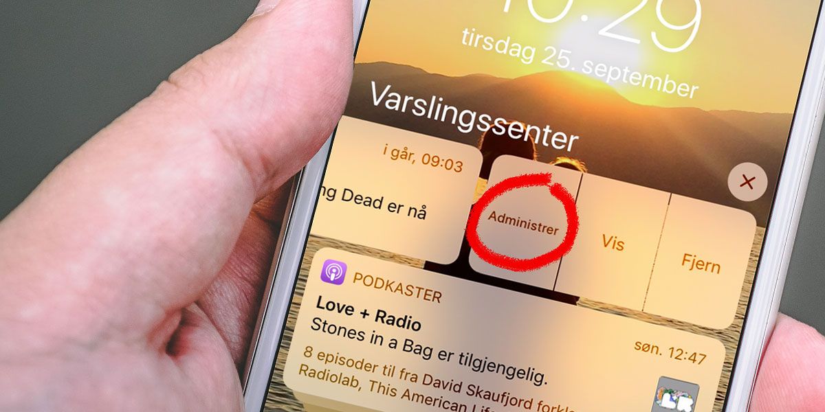 Hånden holder iPhone med varsling