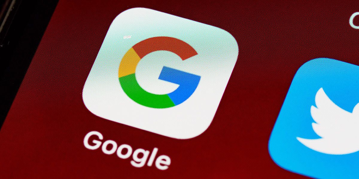 Bilde av en google-app på en mobil. Her får du svar på hvordan du kan slette navn fra google-søk