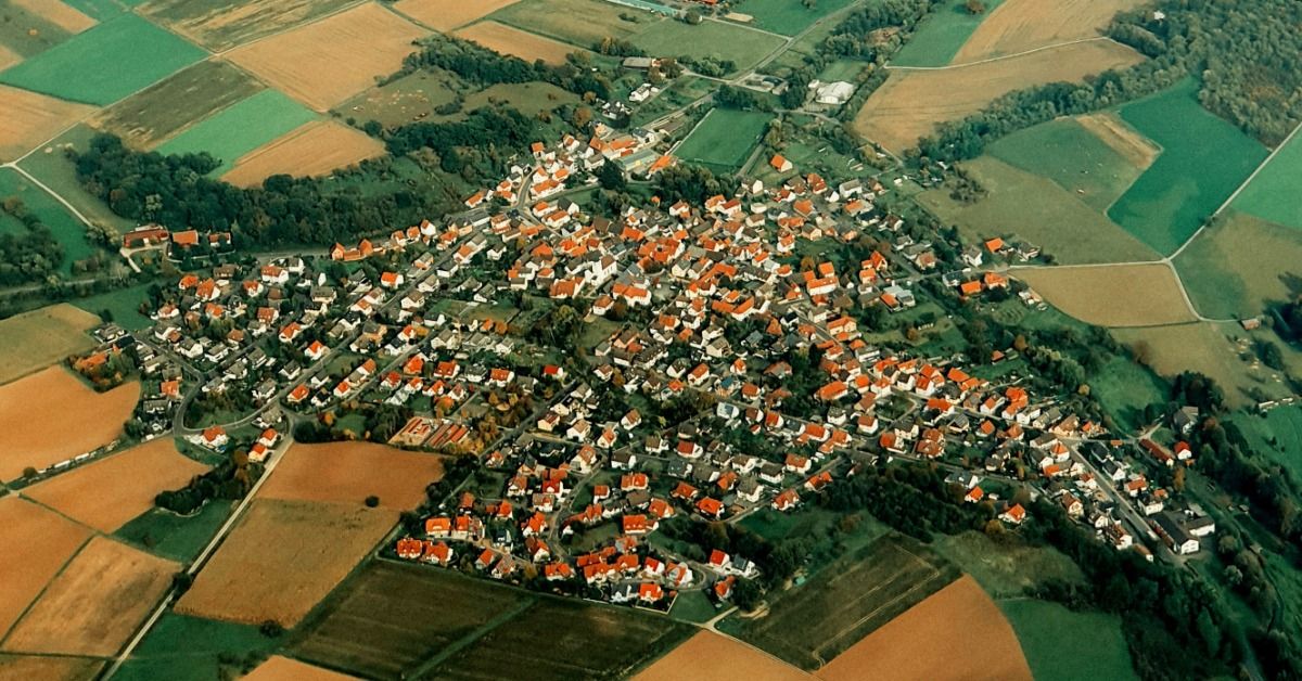 Utsnitt av flyfoto som viser natur og by