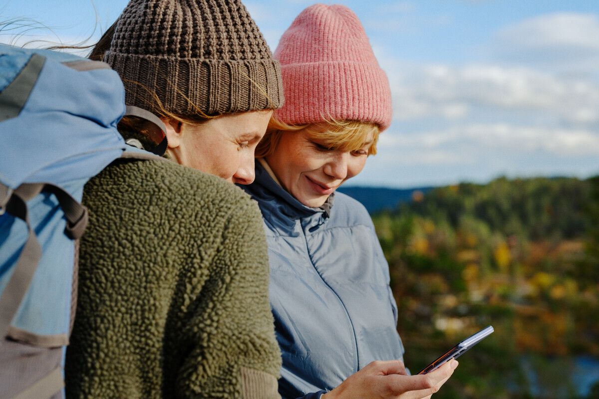 To personer som ser på mobilen