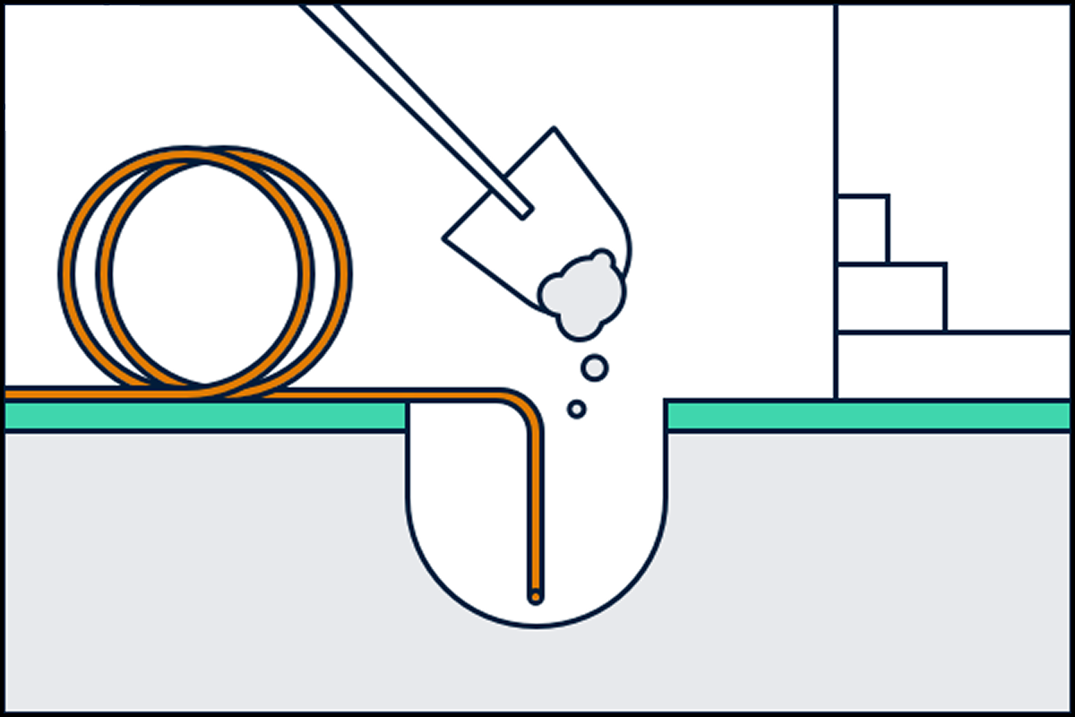 Illustrasjon av en spade som graver en grøft for en oransje fiberkabel ved en husvegg.