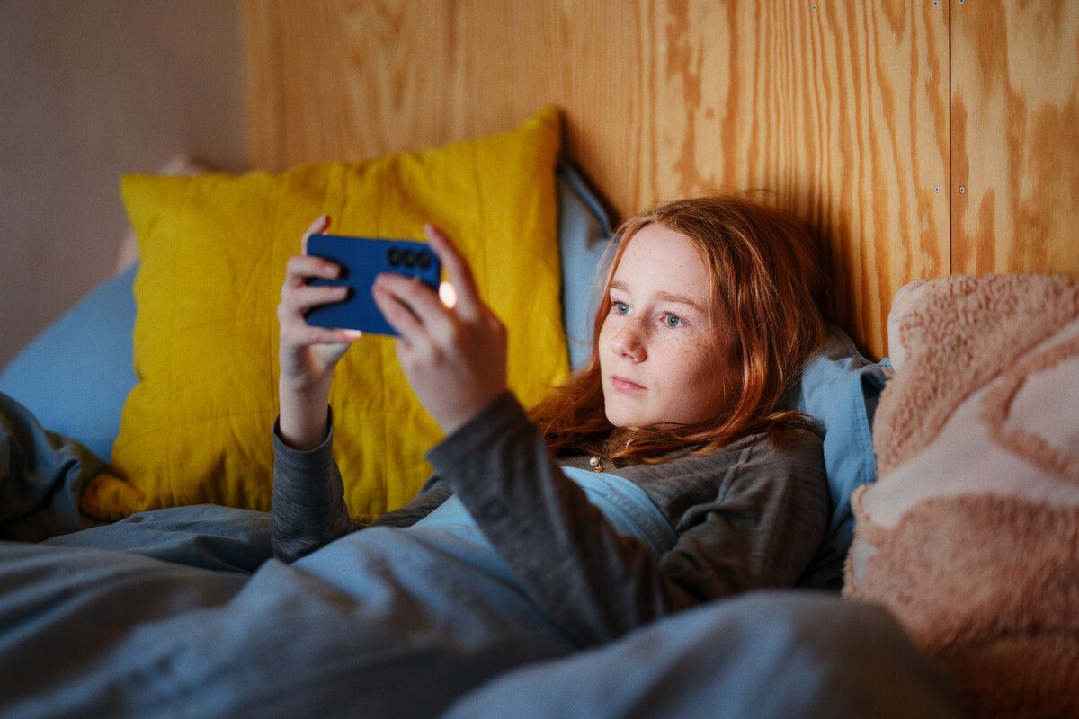 Barn som ser på telefonen