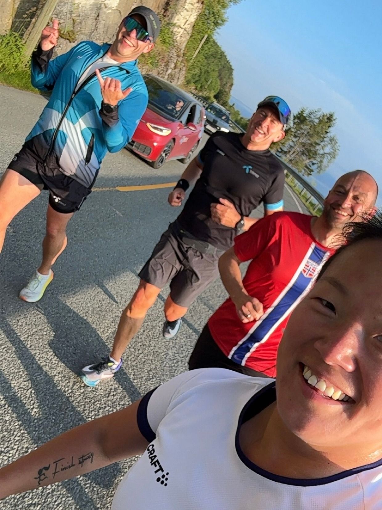 Team på vei til jobb i morgensola