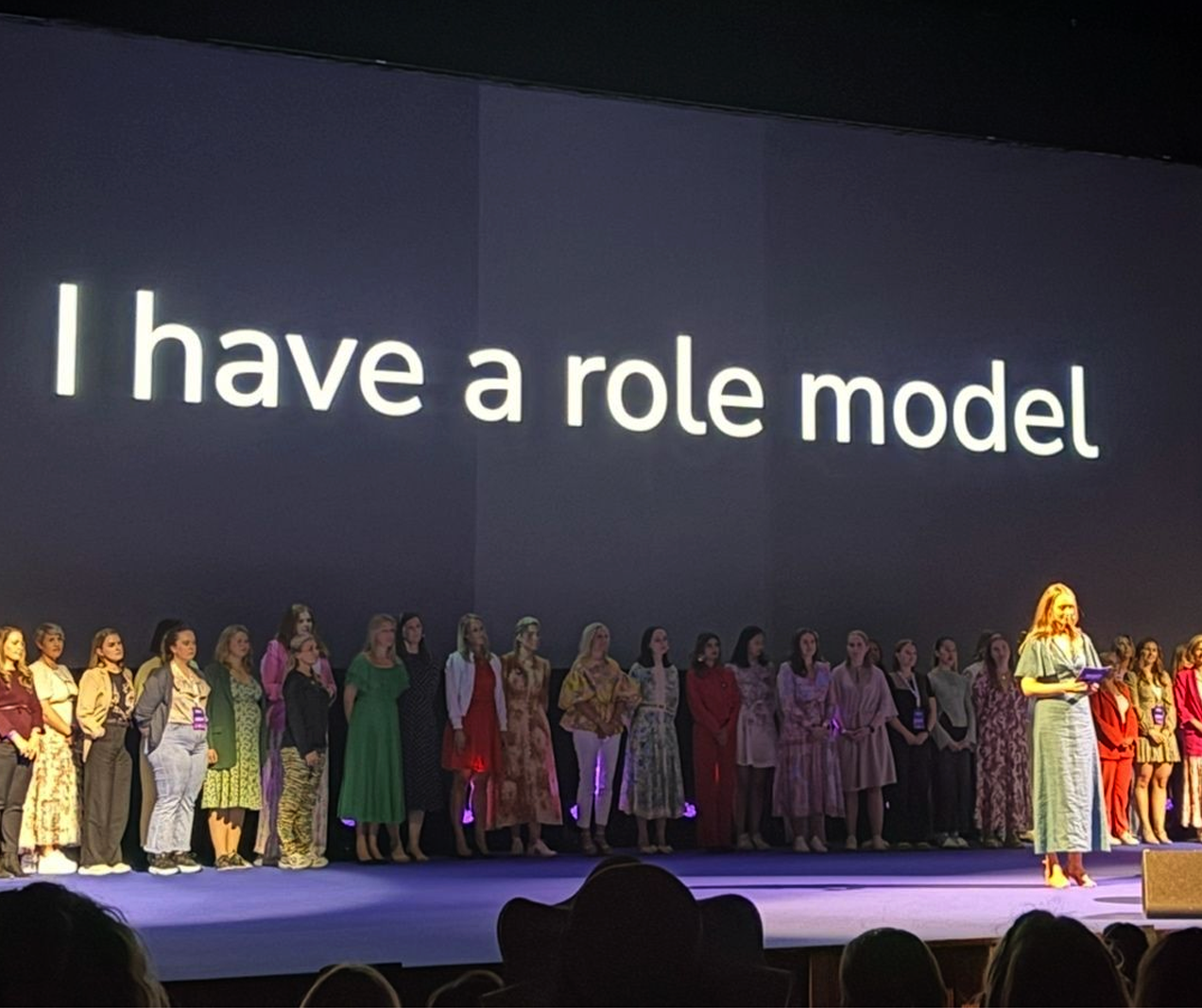 Gruppe mennesker på en messe med sikkerhetskampanje