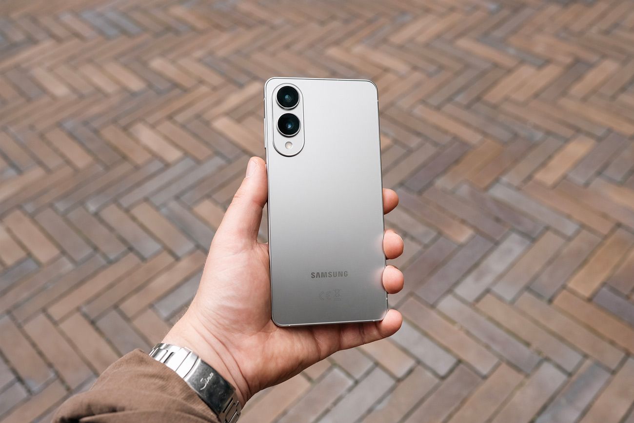 Hånd som holder en Samsung Galaxy S25 Edge utendørs