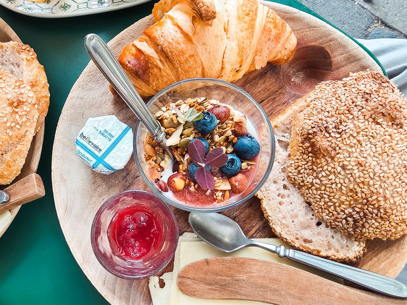 Frokostfat med croissant, yoghurt, bær og ferskt brød, bilde tatt med Samsung Galaxy S25 Edge