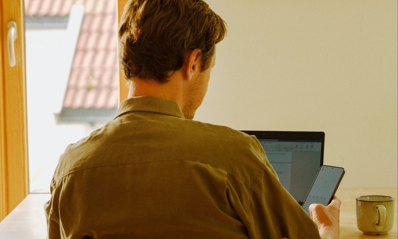 Mann med mobil i hånda