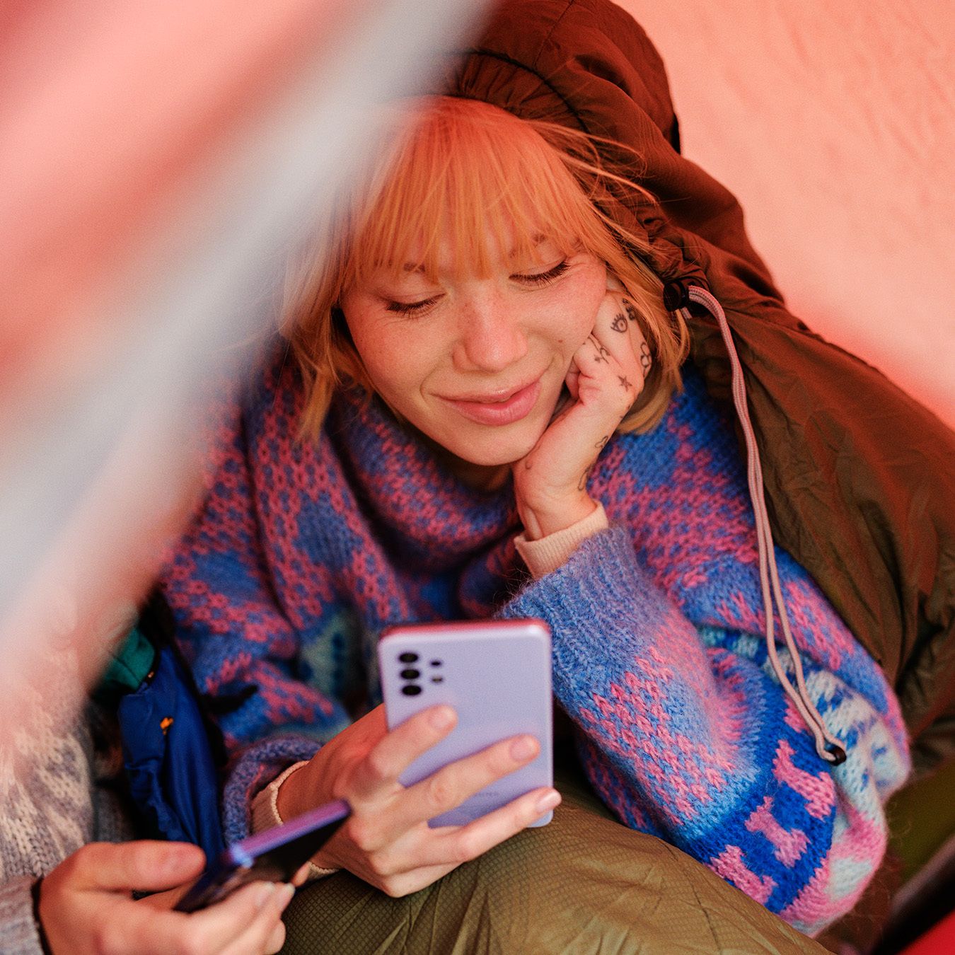 Kvinne som kontakter Telenors kundeservice