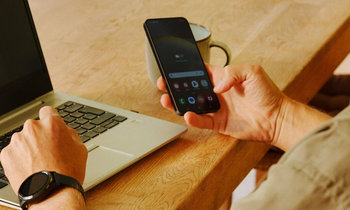 Mann med mobil i hånda