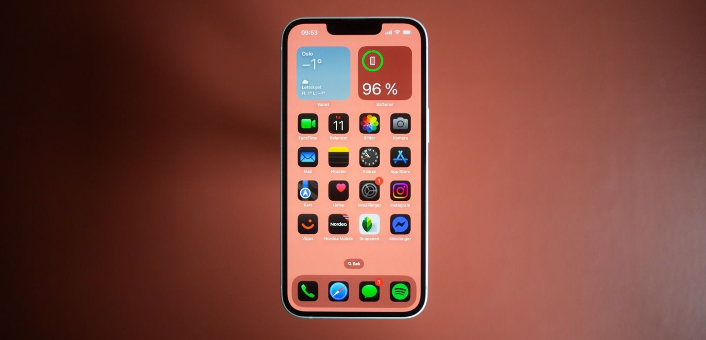 Test iPhone 16e: Skjermen er stor og fin, samtidig som den fortsatt har busslomme