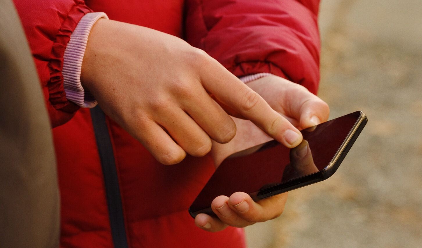 Dame som tar bilde av seg selv med telefon