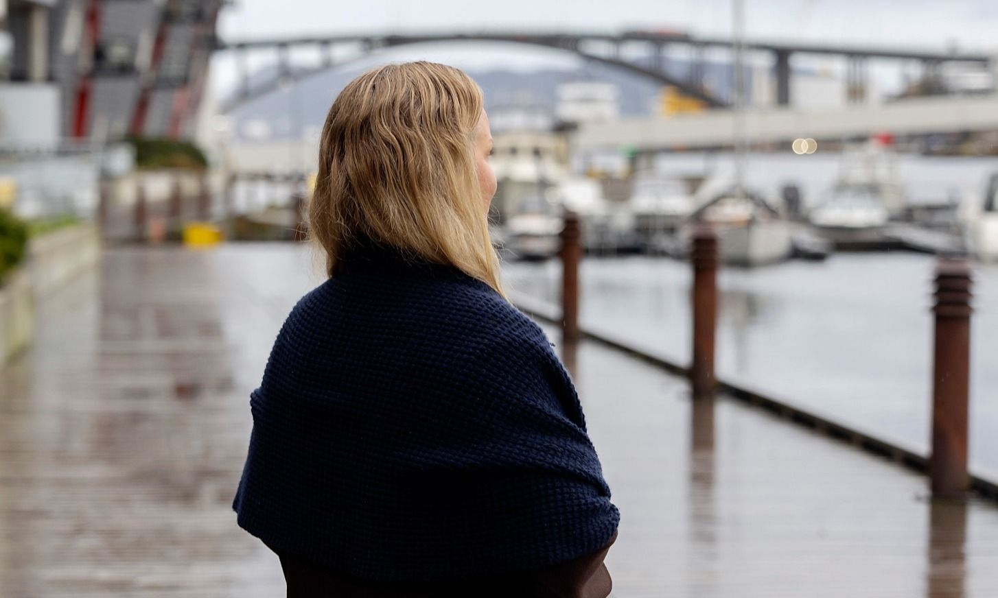 Kvinne med mobil hånda