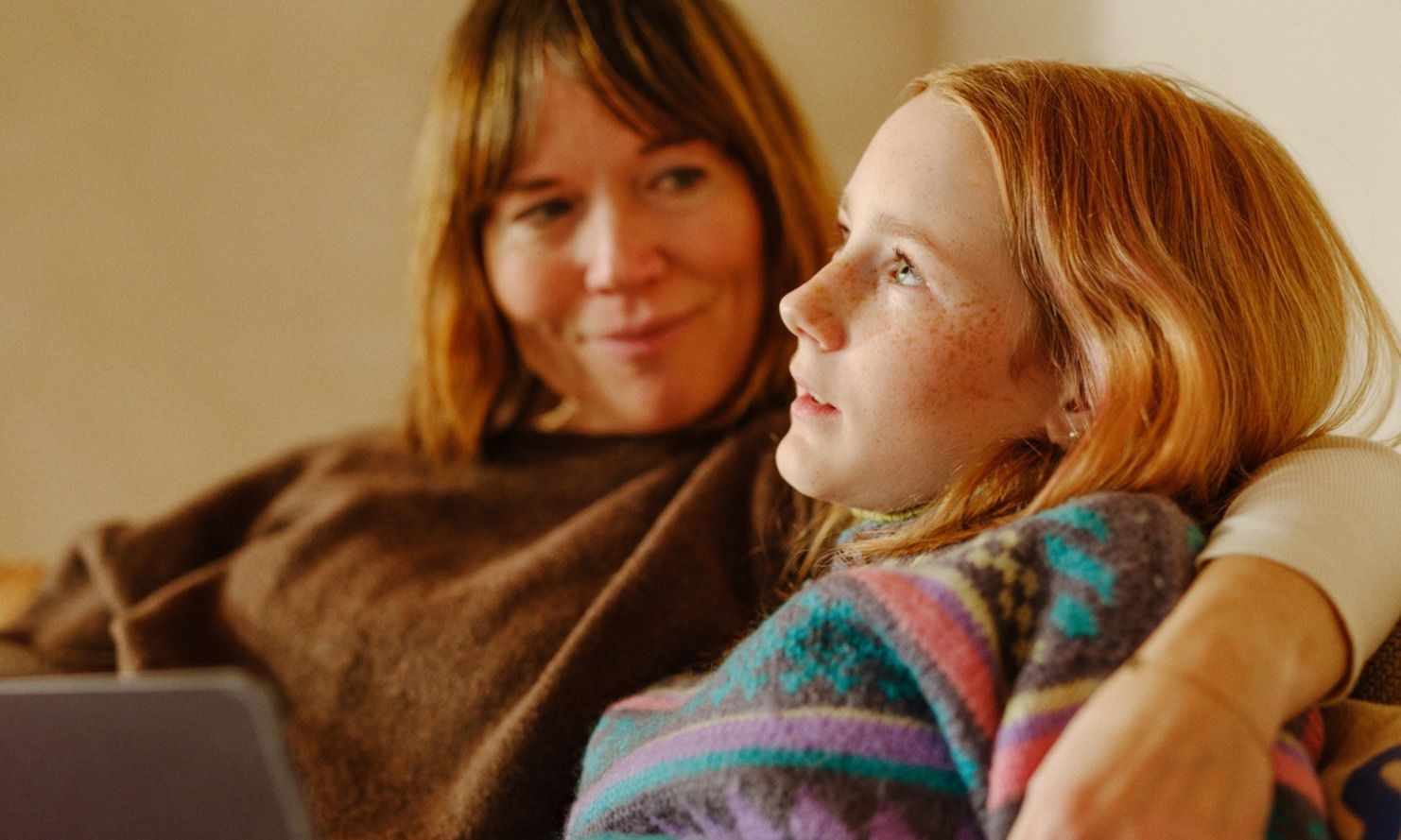 Mor som holder rundt datter