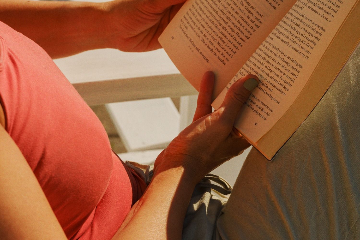 Person med svart frakk og lyseblått skjerf holder en mobiltelefon