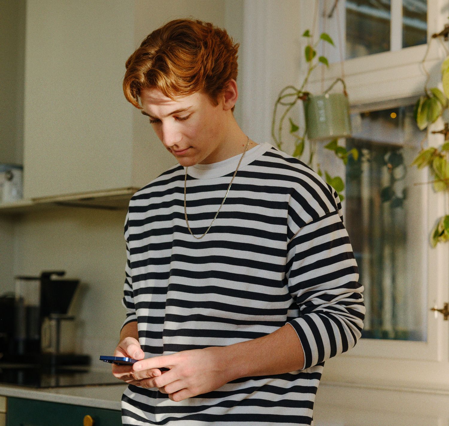 Gutt som scroller på mye på mobilen – og likevel er utsatt for nettsvindel