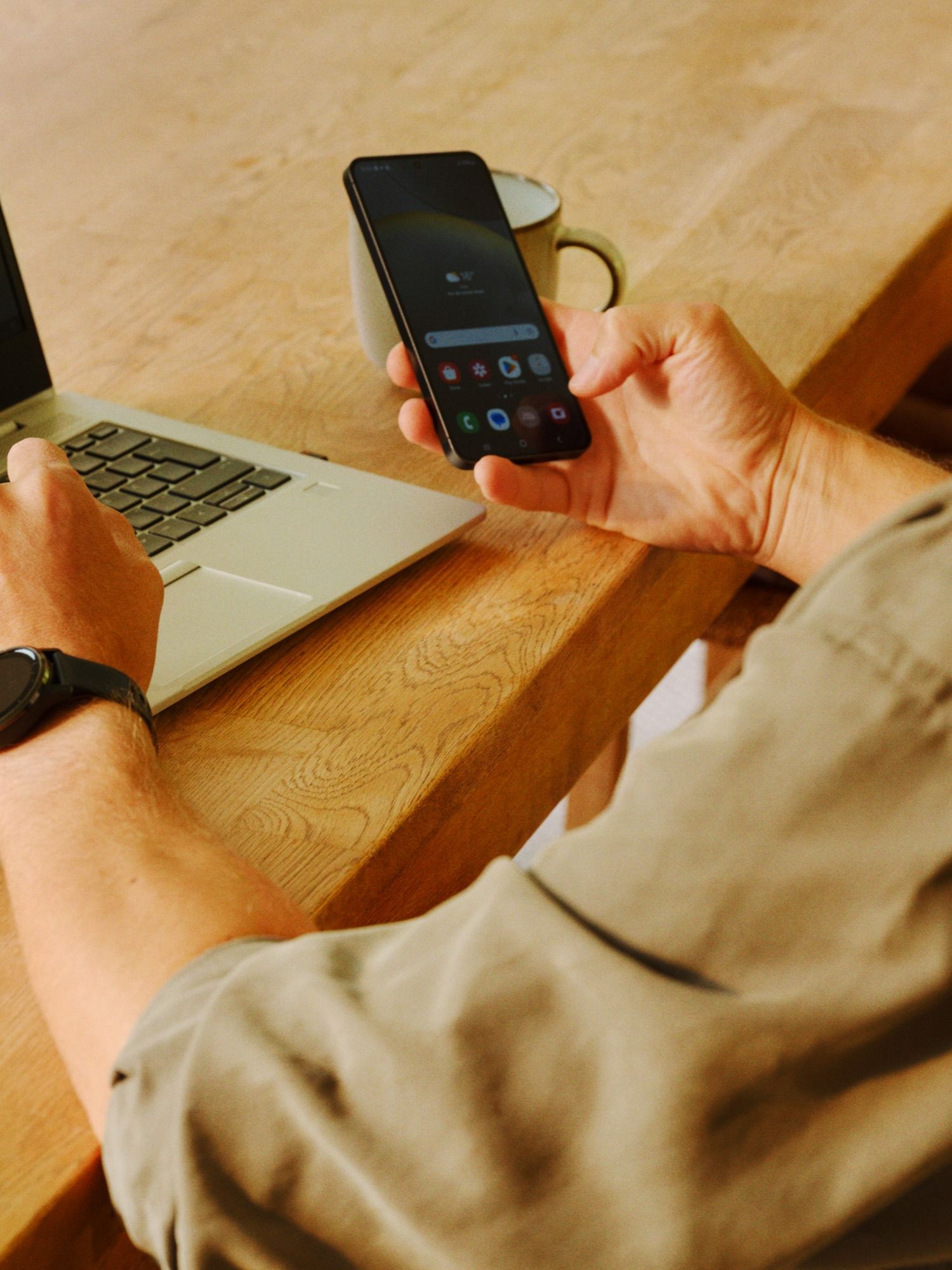 person med mobil som tar sin egen sikkerhet på alvor