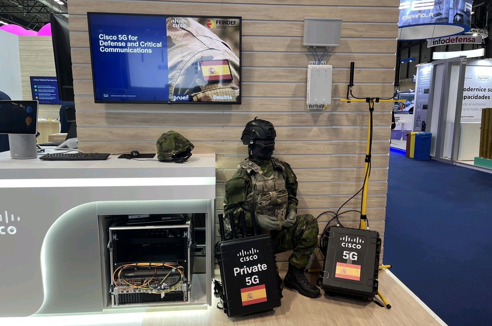 Utstilling med Cisco 5G-utstyr for forsvar og kommunikasjon