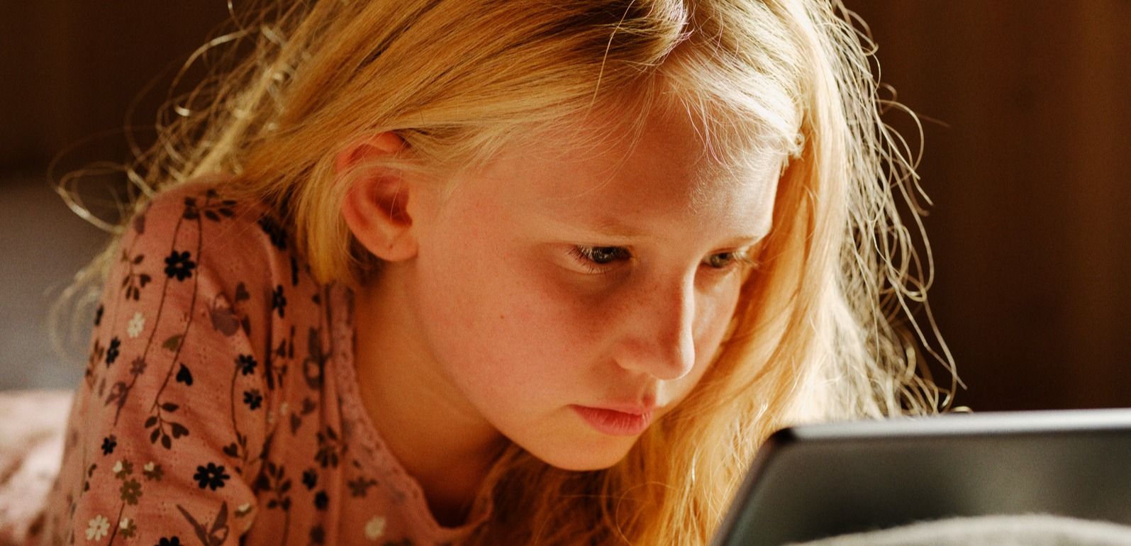 Jente med nettbrett, som surfer sikkert med Sikre