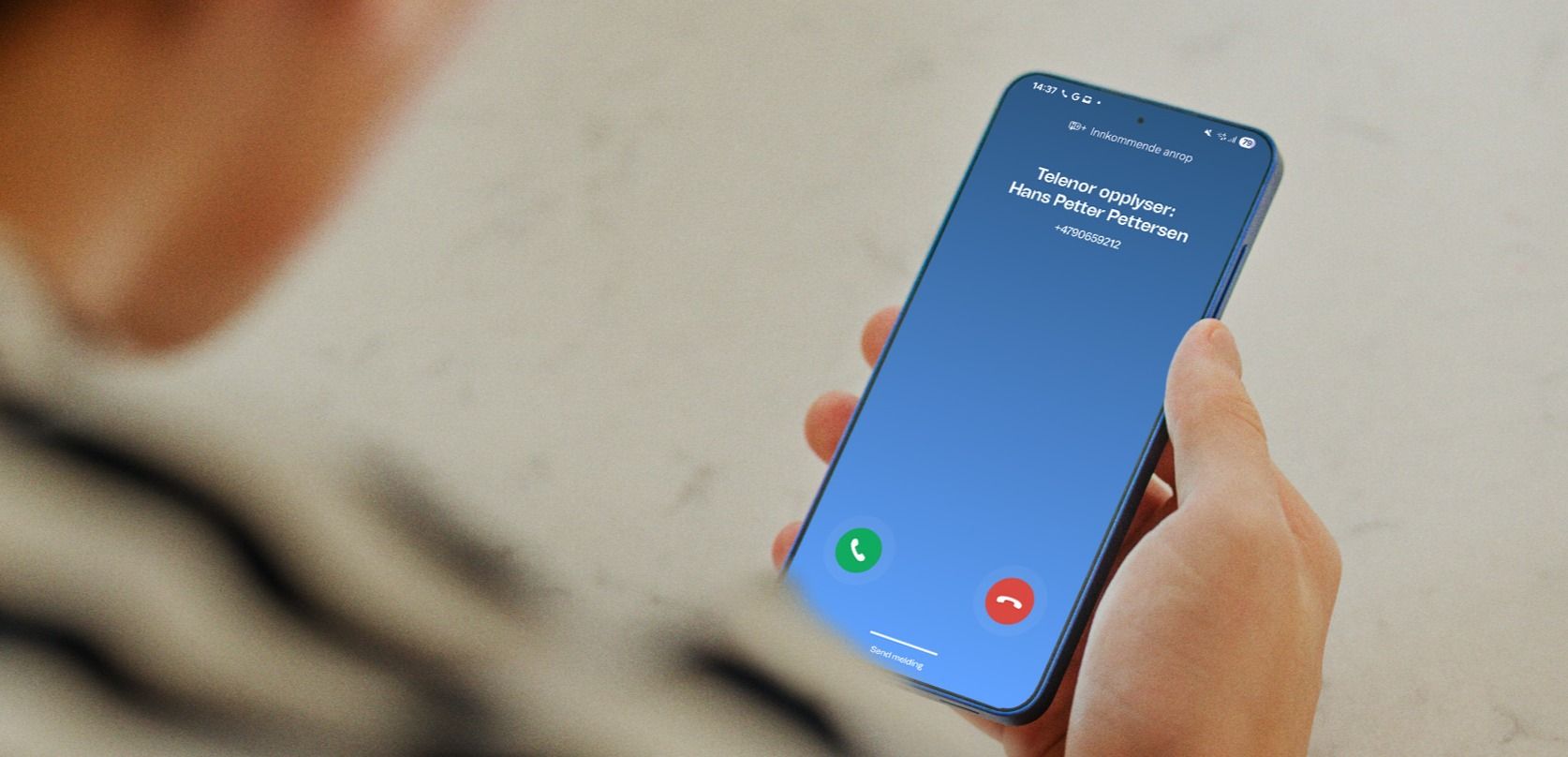 Person med telefonskrekk blir beroliget av å se hvem som ringer