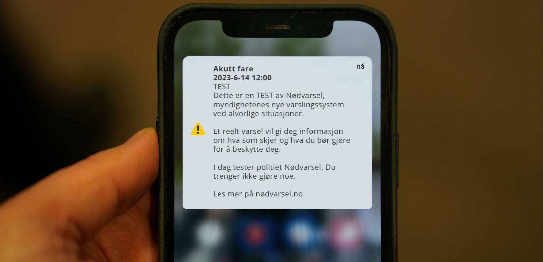 Kraftverkdemning med fossefall, regnbue og dramatisk vannføring