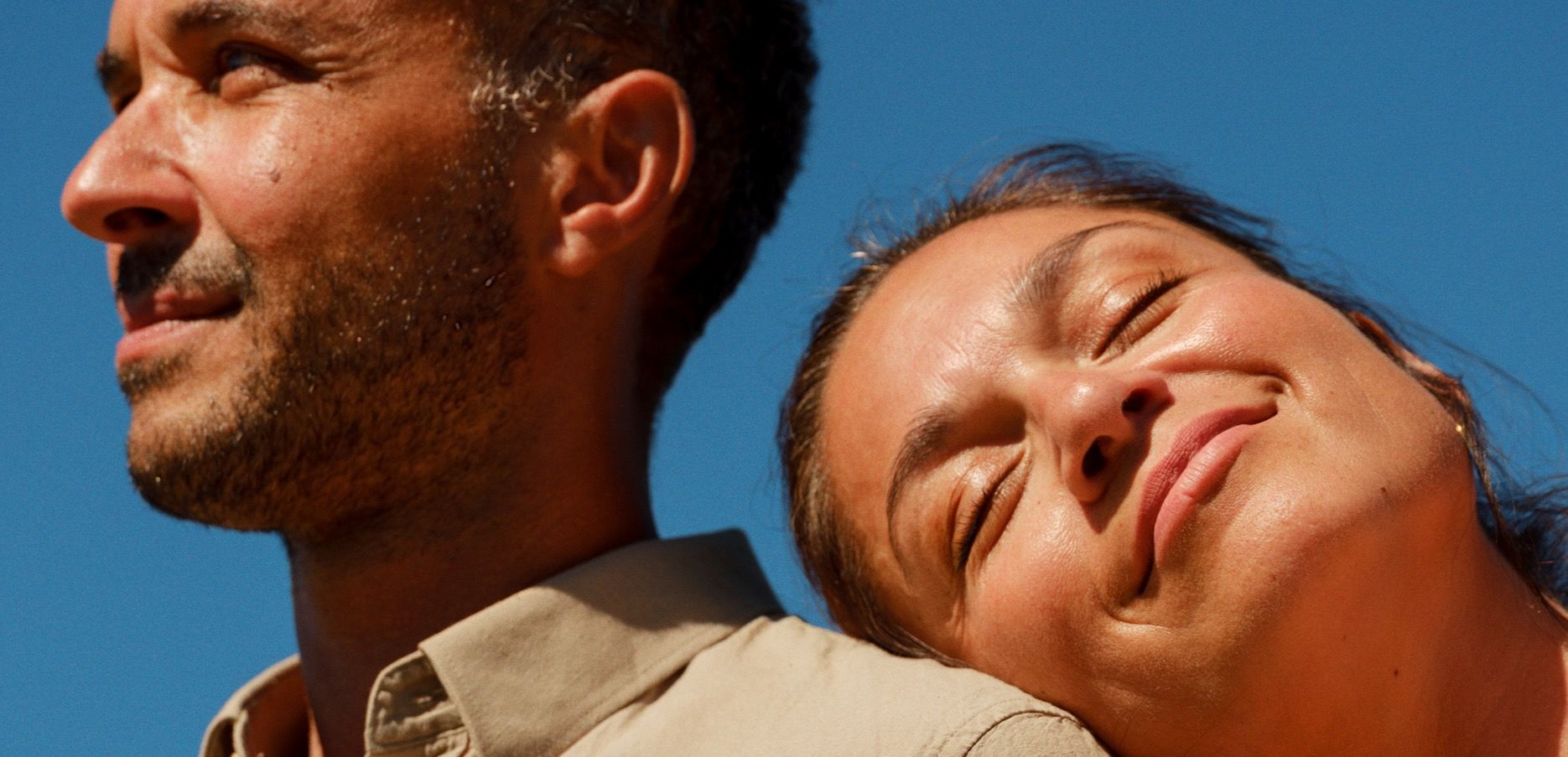 mann og kvinne i solen