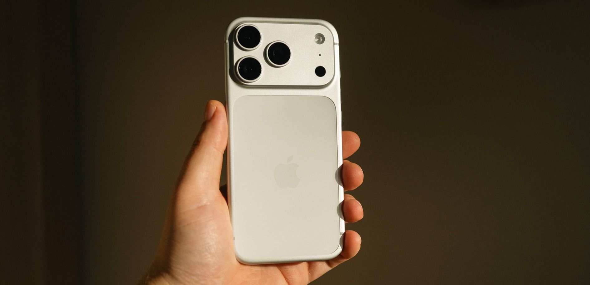 En iPhone 17 Pro i hånda