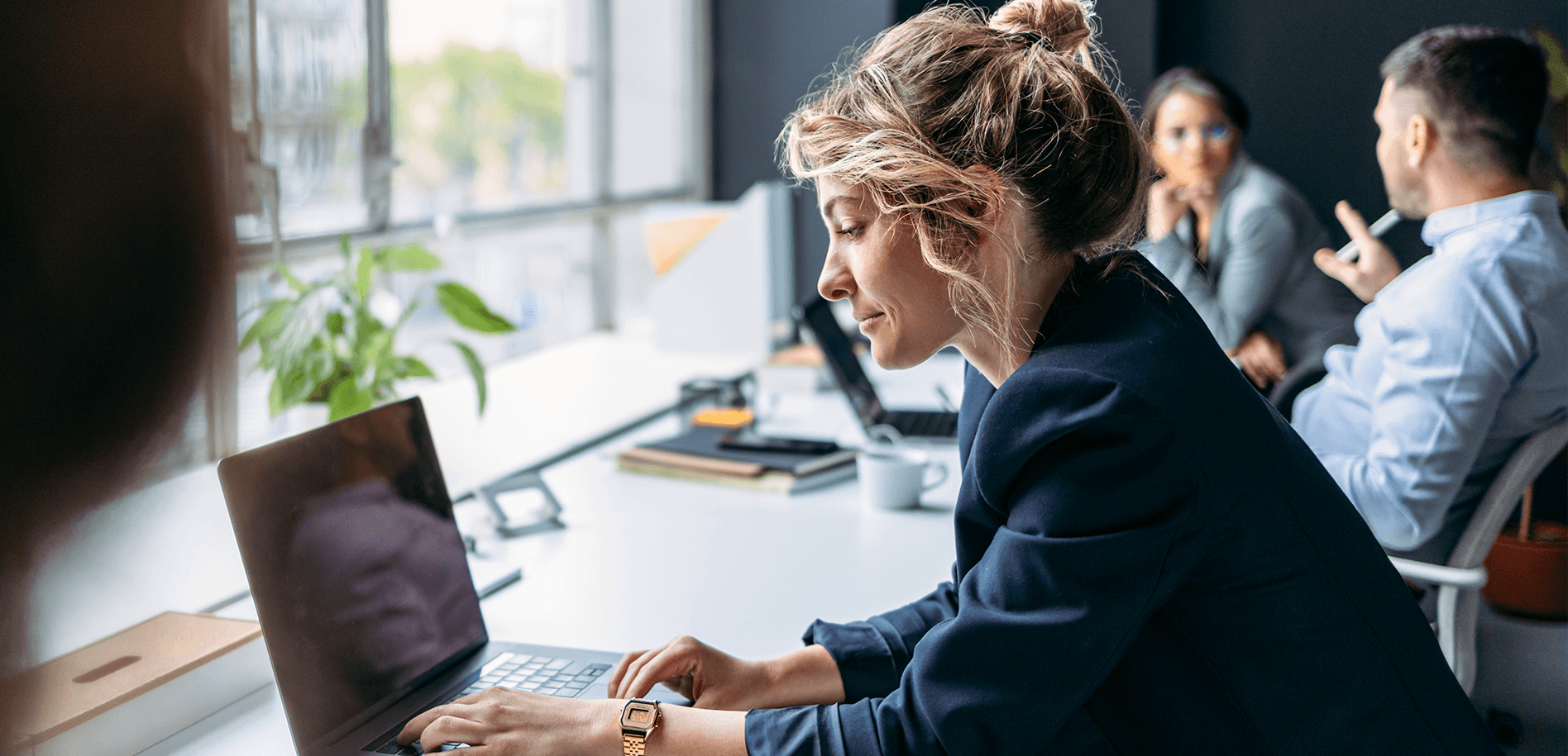 dame jobber på pc foran vinduet