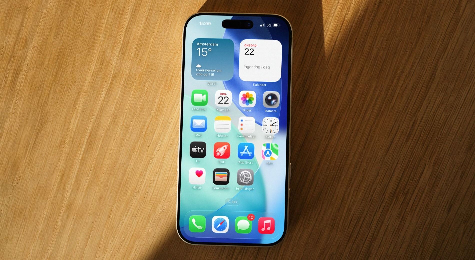 En hånd holder en iPhone 17 Pro