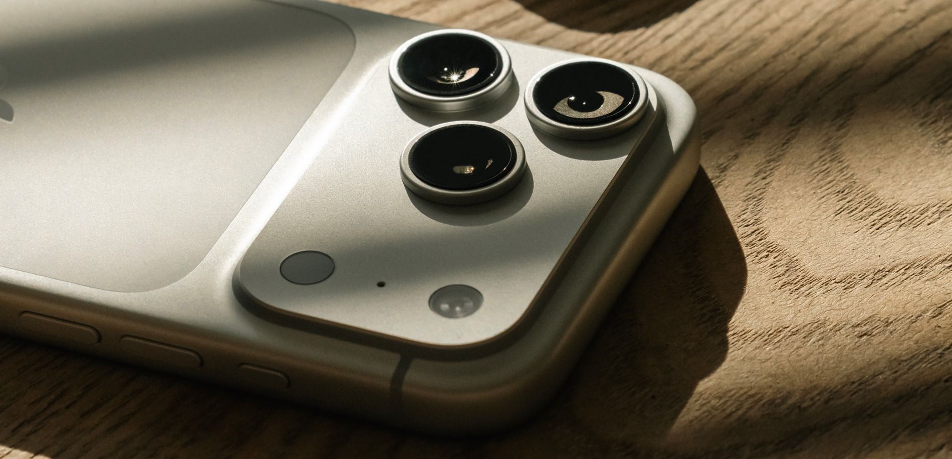 Nærbilde av baksiden på en moderne smarttelefon med trippelkamera