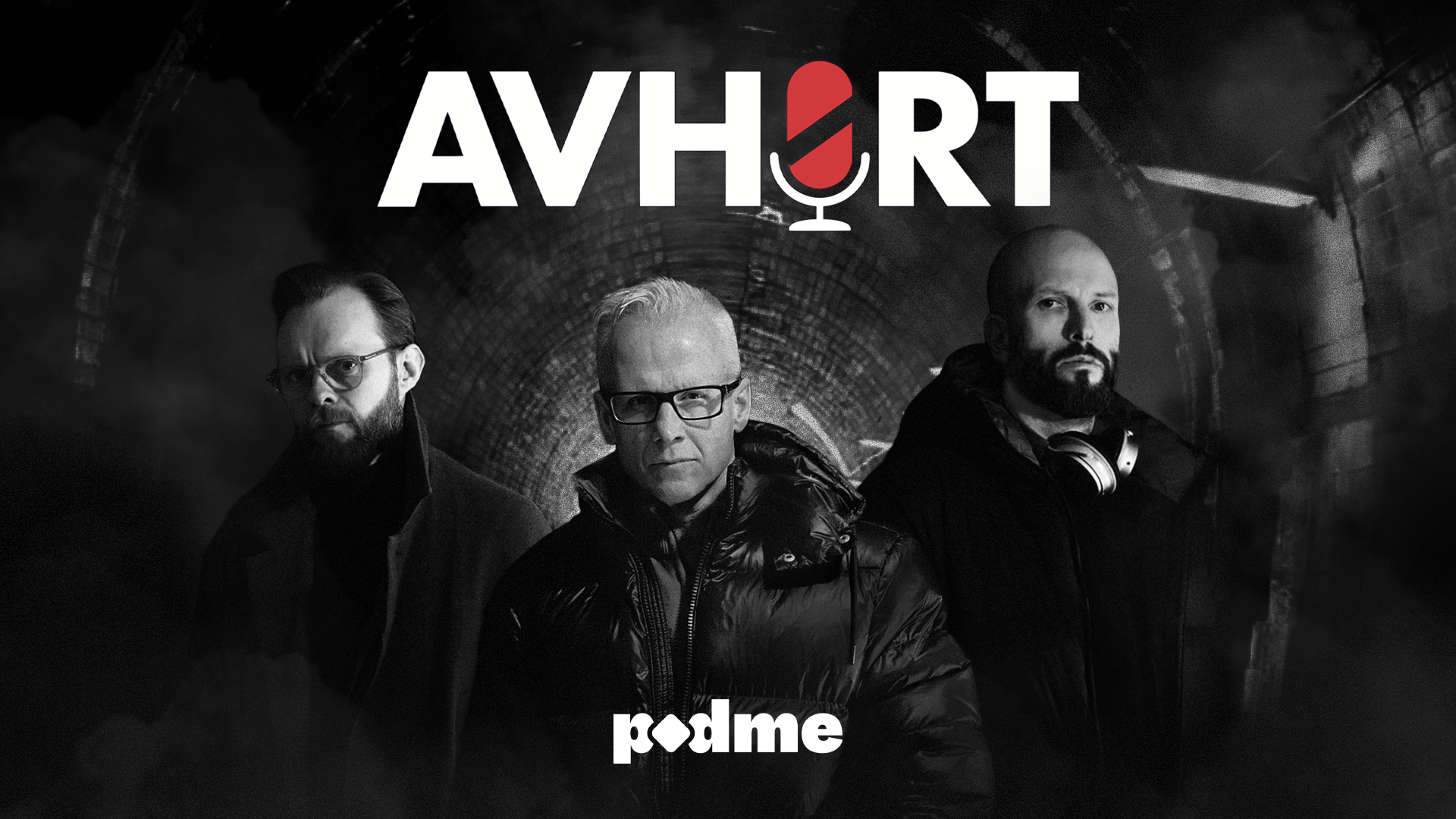 Svart-hvitt bilde av "Avhørt"-logo og Podme-branding.