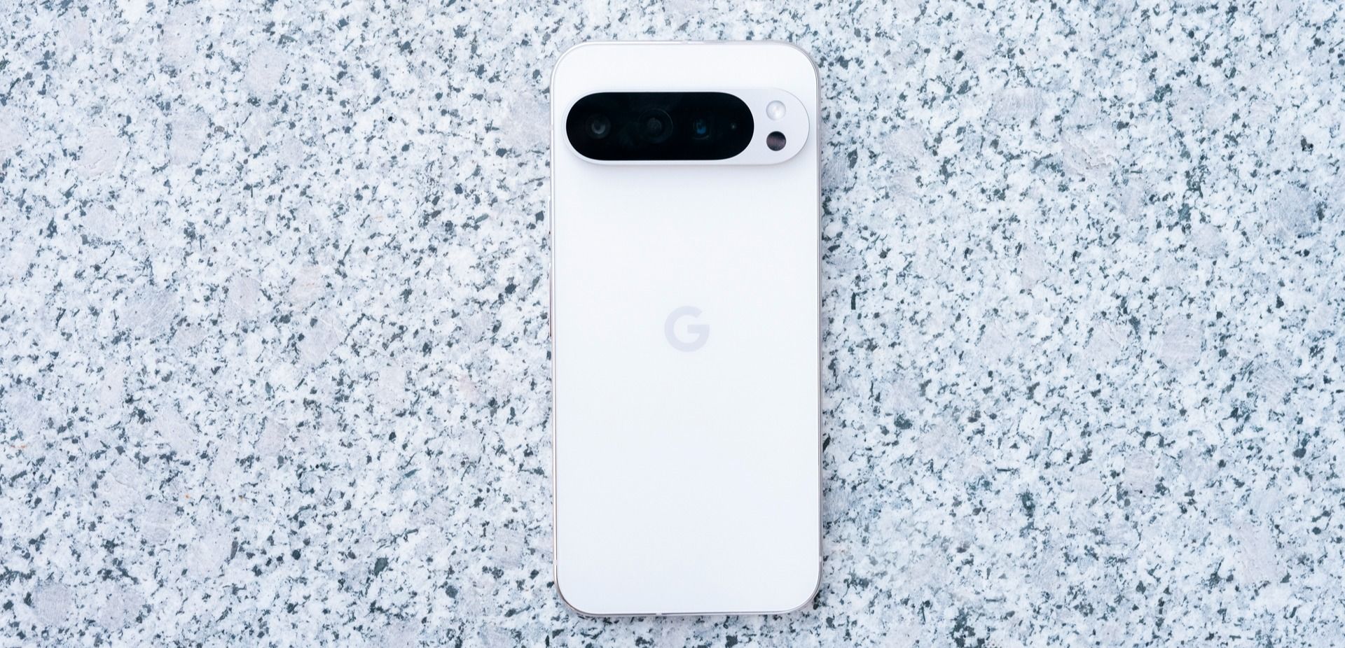 baksiden av google pixel 9 pro xl i fargen hvit