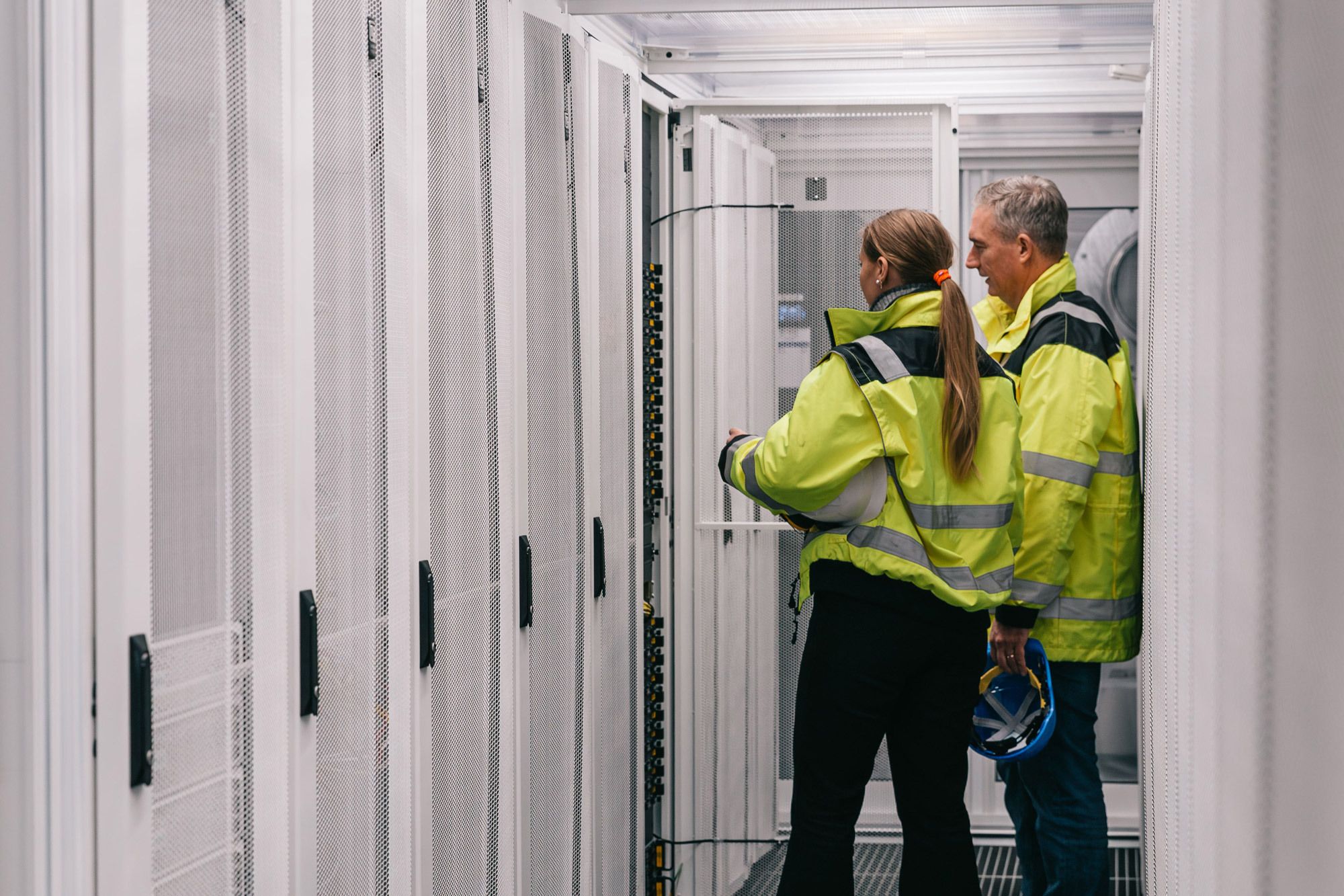 Teknikere inspiserer serverrom for fremtidssikre nettverk