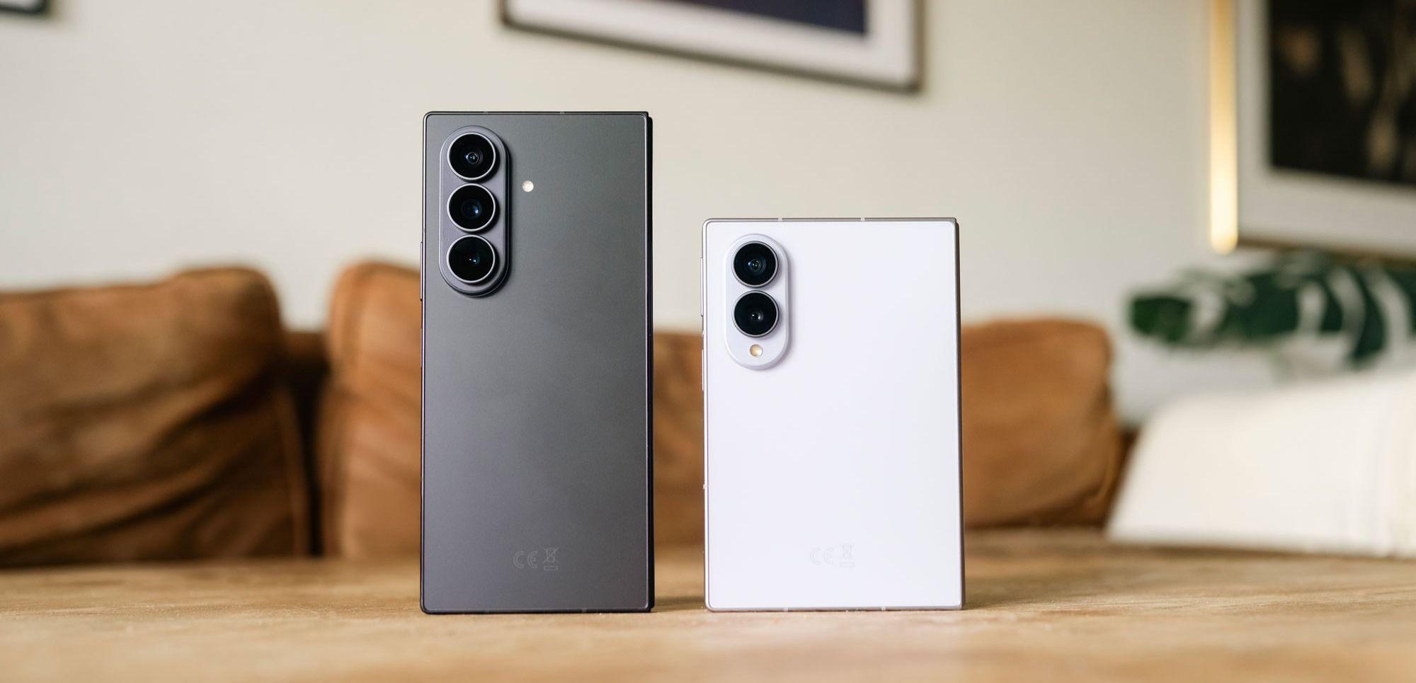 Samsung Galaxy Z Fold8 Ultra og Z Fold8, sammenbrettet side om side.