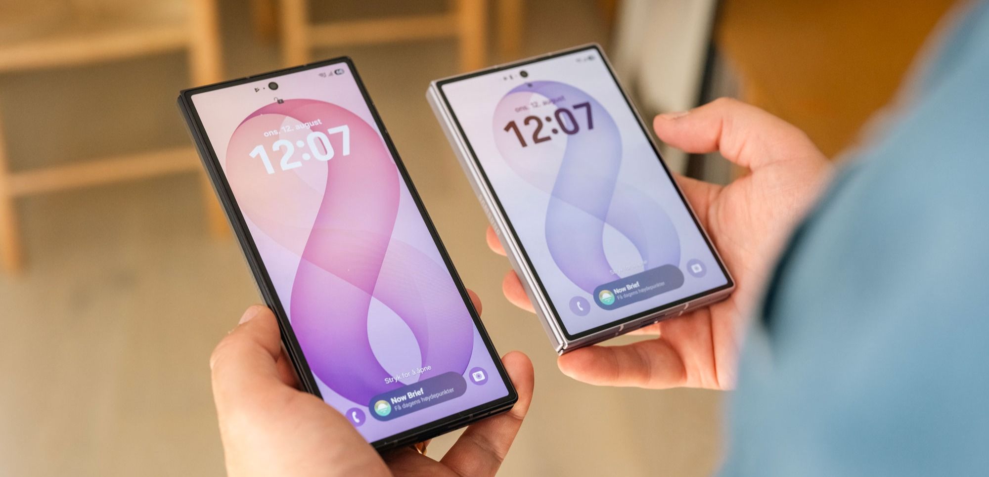 Samsung Galaxy Z Fold8 Ultra til venstre, Z Fold8 til høyre