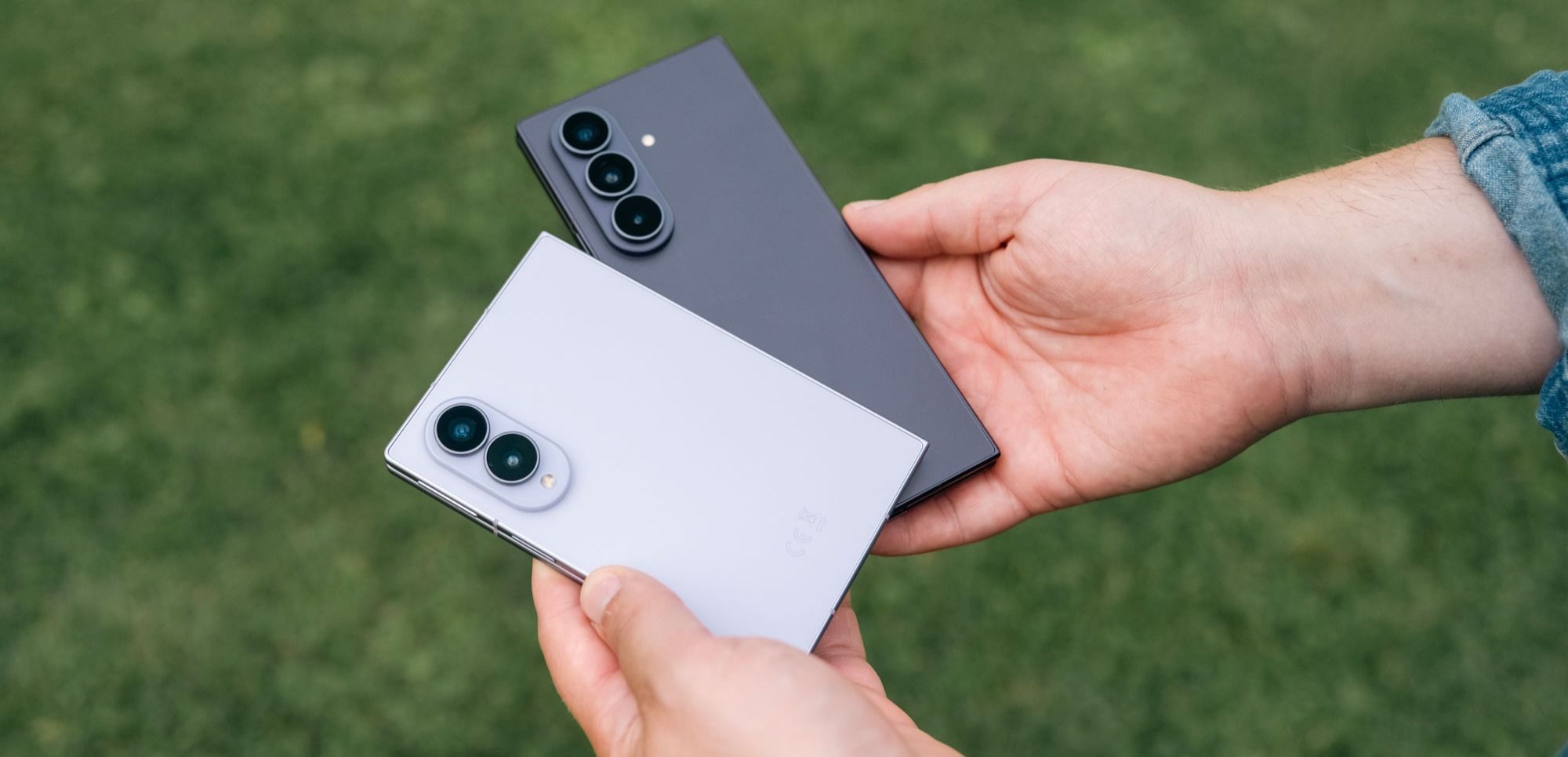 Samsung Galaxy Z Fold8 Ultra til venstre, Z Fold8 til høyre