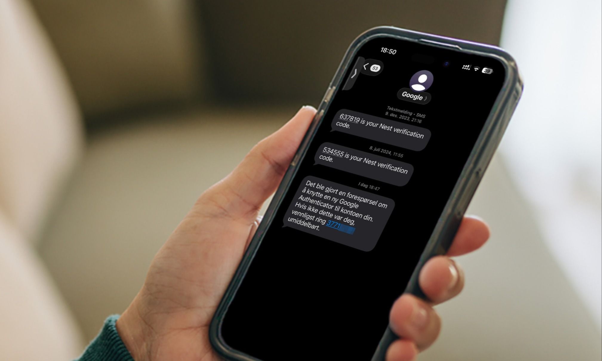 Hånd med mobil og svindelmelding
